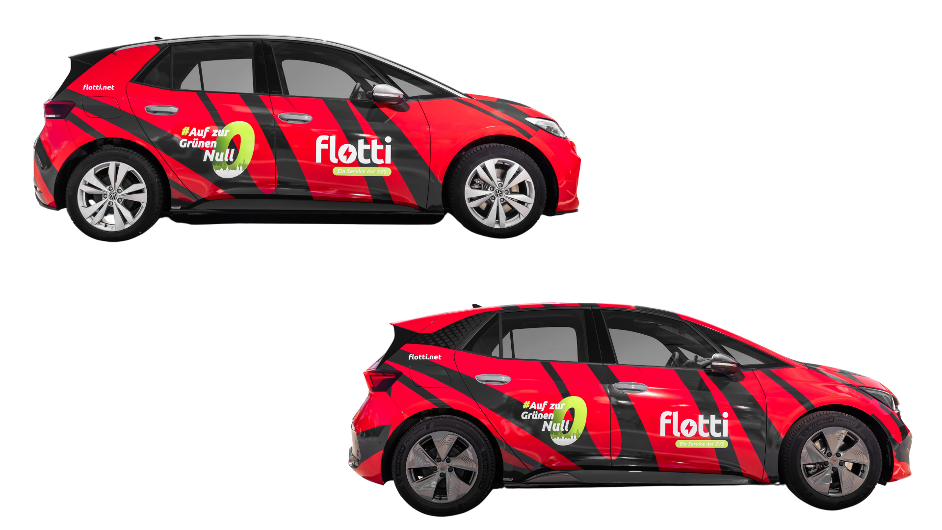 Zwei rote Elektroautos mit schwarzen Elementen, flotti-Logo und dem Slogan ‚Auf zur Grünen Null‘, seitlich fotografiert.
