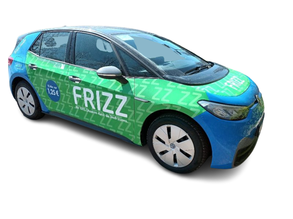 Blau-grünes E-Auto VW ID.3 mit großem FRIZZ-Logo und Slogan „Mit 100% Ökostrom durch die Stadt frizzen.“ als SharingFahrzeug