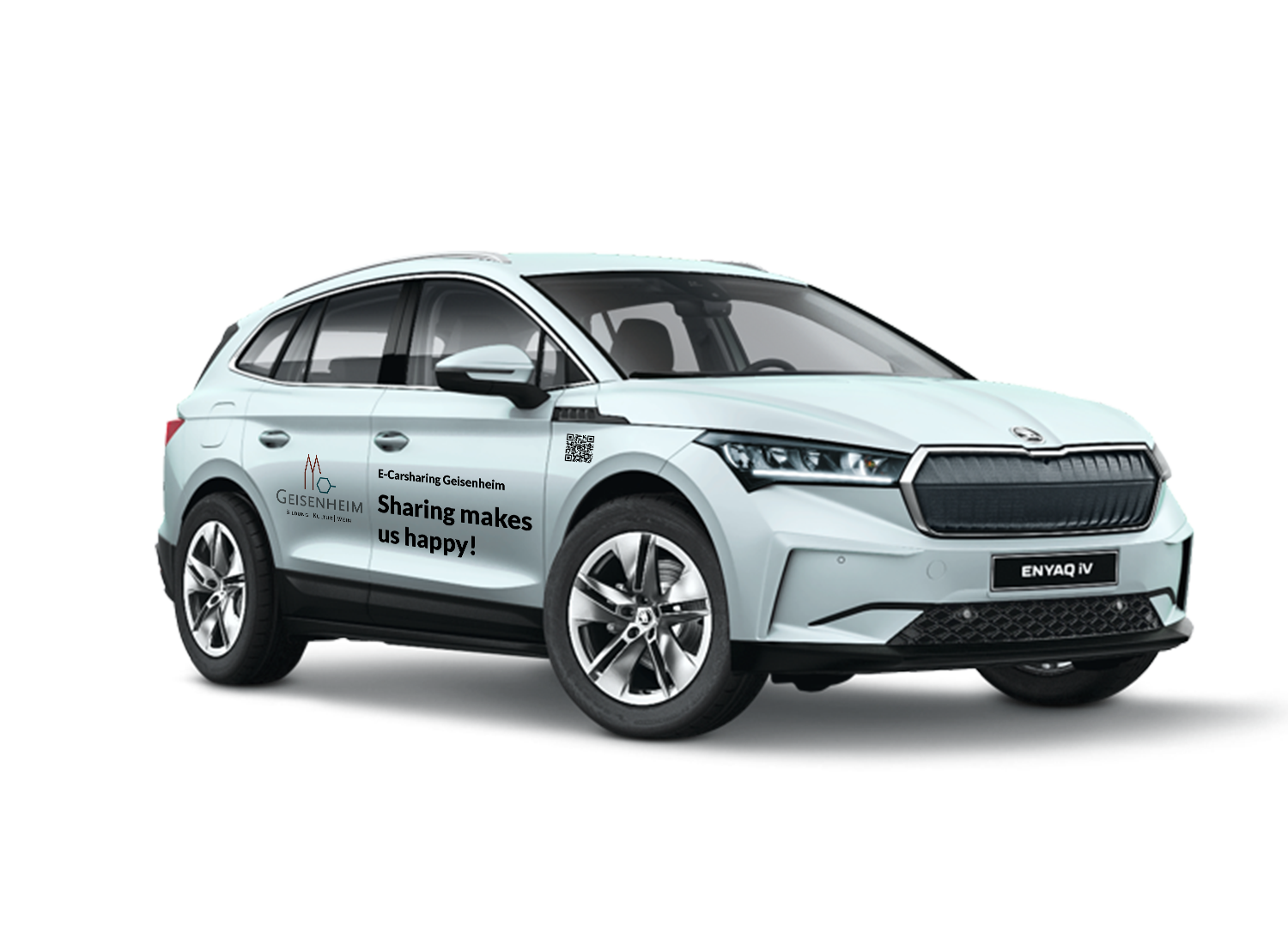 Weißer Škoda Enyaq iV mit Beschriftung ‚E-Carsharing Geisenheim – Sharing makes us happy!‘ und Logo der Stadt Geisenheim.