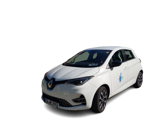 Weißer Renault Zoe Elektroauto mit Logo auf der Tür, freigestellt auf weißem Hintergrund.