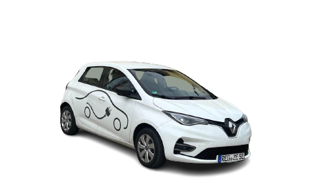 Weißes Elektroauto mit Zeichnung eines Autos und Ladekabels auf der Seite als Symbol für umweltfreundliche Mobilität