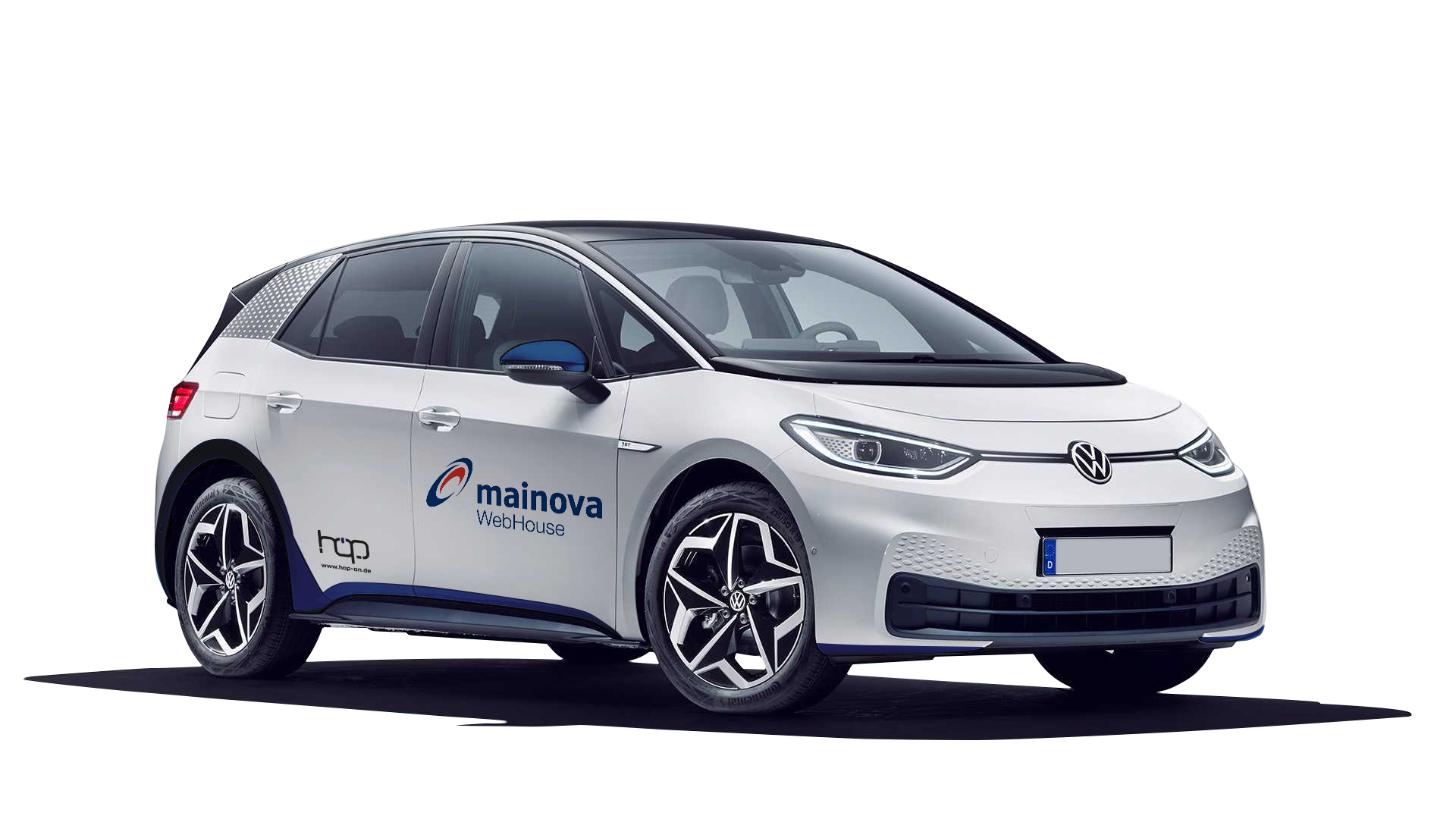 Weißer VW ID. Elektroauto mit Mainova WebHouse und Hop on Logo.
