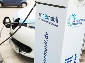 Ladesäule von nahemobil der Kreuznacher Stadtwerke mit angeschlossenem Elektroauto, Fokus auf nachhaltige Energieversorgung ?>
