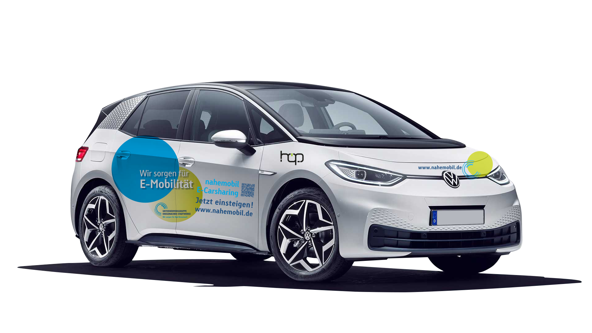 Silberner VW ID.3 Elektroauto mit blauen und gelben Grafiken sowie Aufschrift ‚Wir sorgen für E-Mobilität‘, freigestellt.