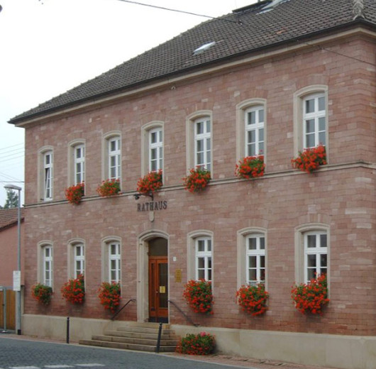 Historisches Rathaus der Gemeinde, zentraler Ort für Bürgerdienste und lokale Verwaltung