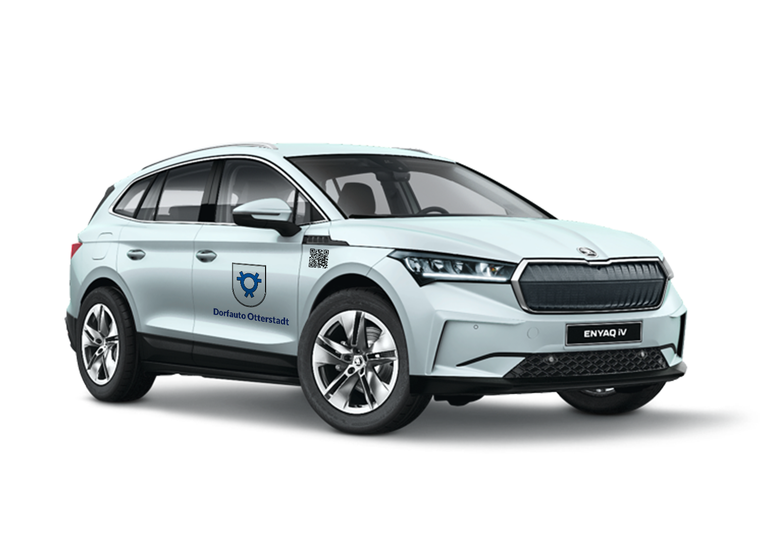 Heller Elektro-SUV mit der Aufschrift Dorfauto Otterstadt und QR-Code auf der Tür, Modell Škoda Enyaq iV.