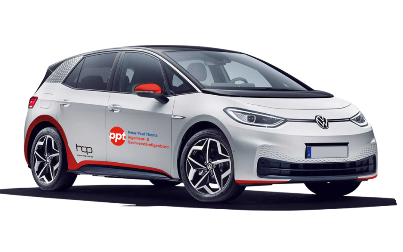 Weißer Volkswagen ID.3 mit Branding des Ingenieur- und Sachverständigenbüros Peter Paul Thoma.