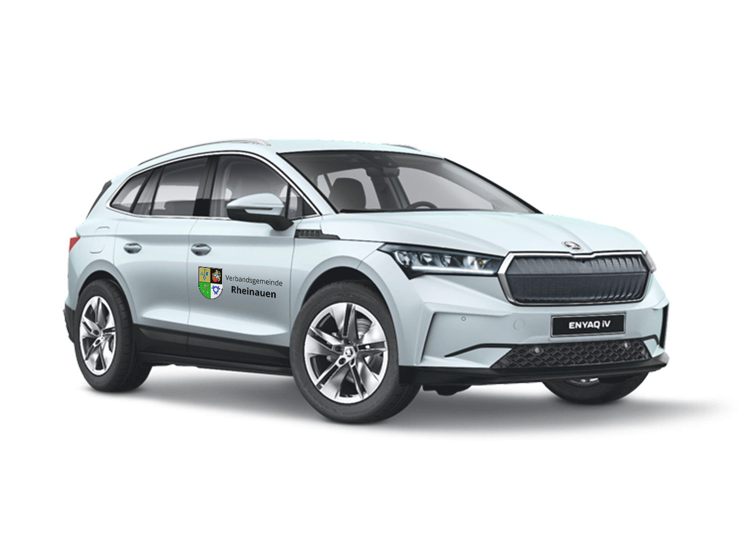 Weißer Škoda Enyaq iV mit Logo und Schriftzug der Verbandsgemeinde Rheinauen auf der Fahrertür.