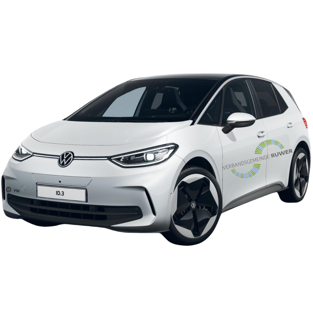 Weißer VW ID.3 mit Logo der Verbandsgemeinde Ruwer auf der Seite als Elektrofahrzeug für kommunales Carsharing-Angebot