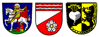 Drei Wappen, links blau mit Ritter auf weißem Pferd, Mitte rot, weiß mit Rose, rechts schwarz, gelb mit Rübe und Drache.