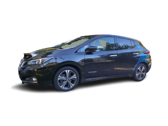 Schwarzes Elektroauto vom Typ Nissan Leaf, seitlich fotografiert.