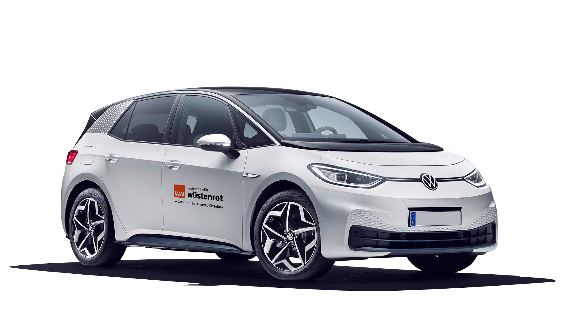 Weißer Volkswagen ID.3 mit Wüstenrot-Logo auf der Fahrerseite.